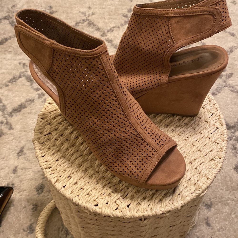 Bundle and save! Indigo rd. Size 7-1/2 M taupe suede.